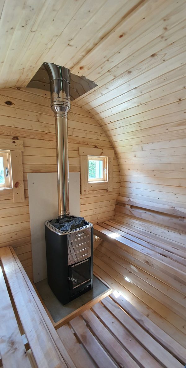 Saunierraum der Fasssauna mit Blick auf den Holzofen