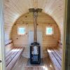 Fasssauna Innenraum mit Sicht auf den Holzofen