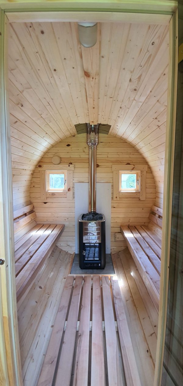 Fasssauna Innenraum mit Sicht auf den Holzofen