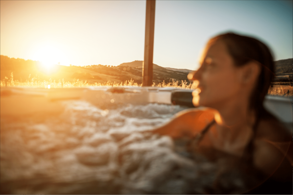 Frau im Badezuber mit Sprudelndem Wasser und Sonnenschein