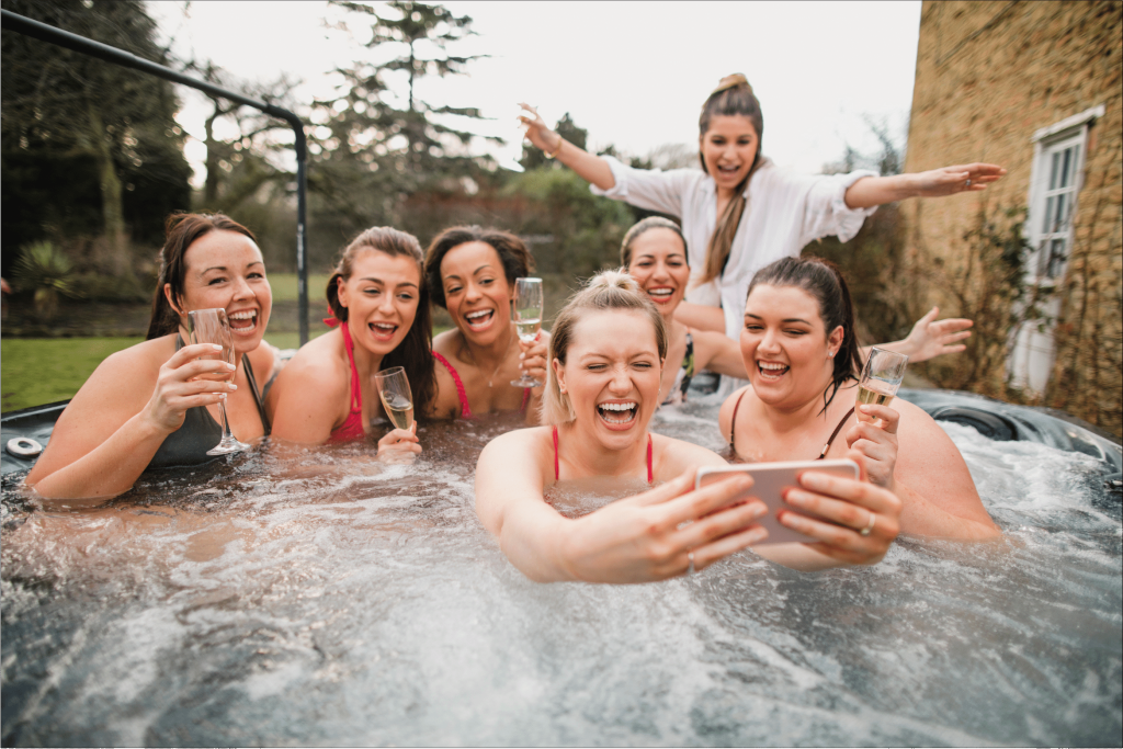 Frauen im Whirlpool machen ein Selfie