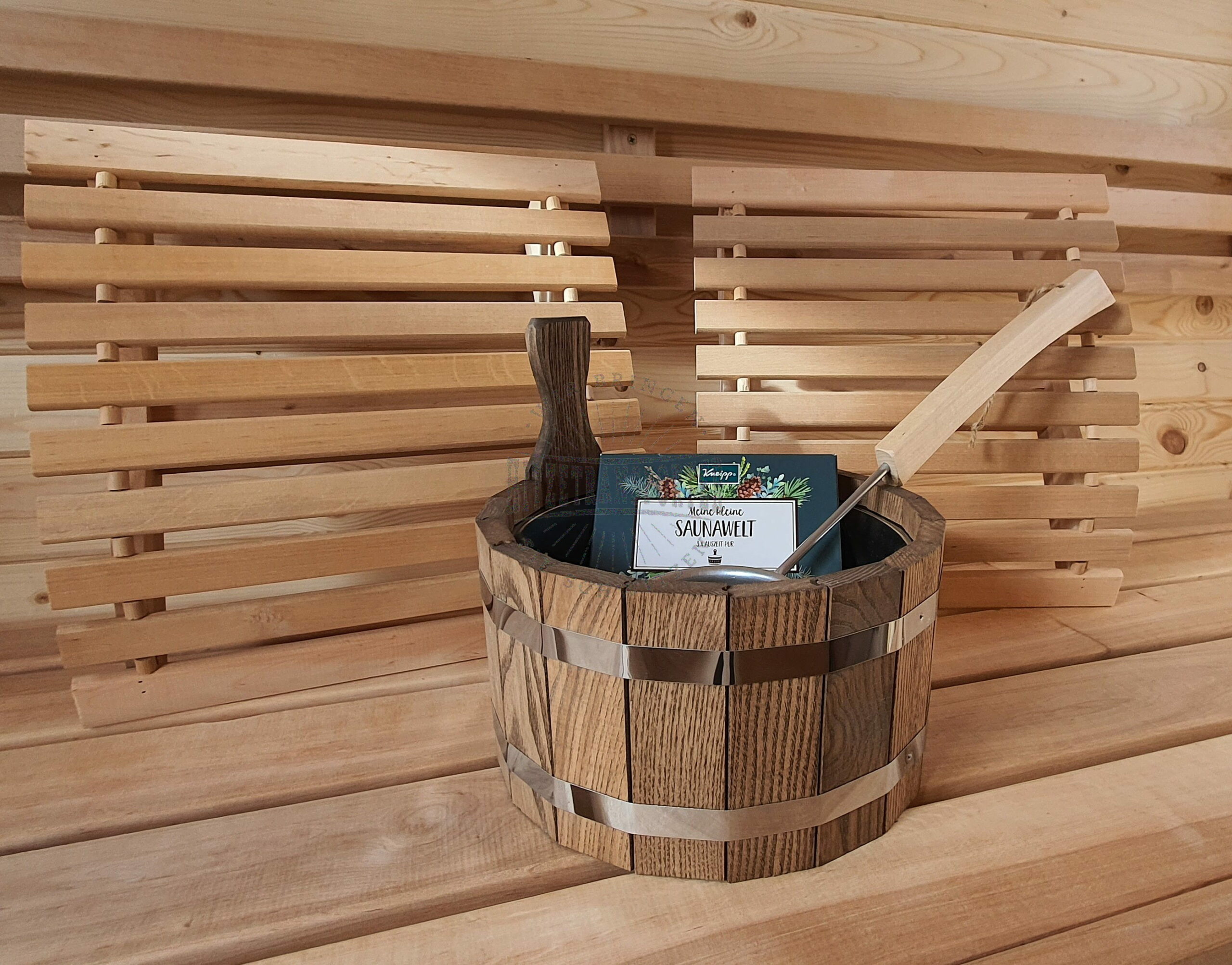 Sauna Starterset von Hitzetransporter mit Kopfstütze, Aufgusseimer, Kelle und Aufgussdüfteset